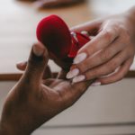 I gesti romantici tipici che sono discutibilmente meravigliosi in ogni cultura